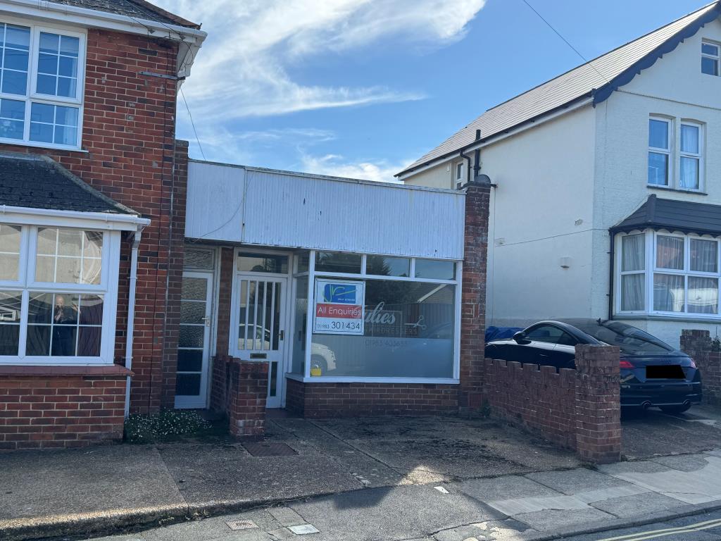 Lot: 20 - FORMER HAIRDRESSING SALON WITH POTENTIAL - Alternative View of the Front